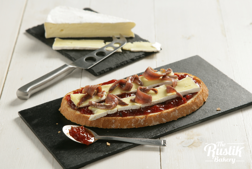 TOSTA DE BRIE CON ANCHOAS