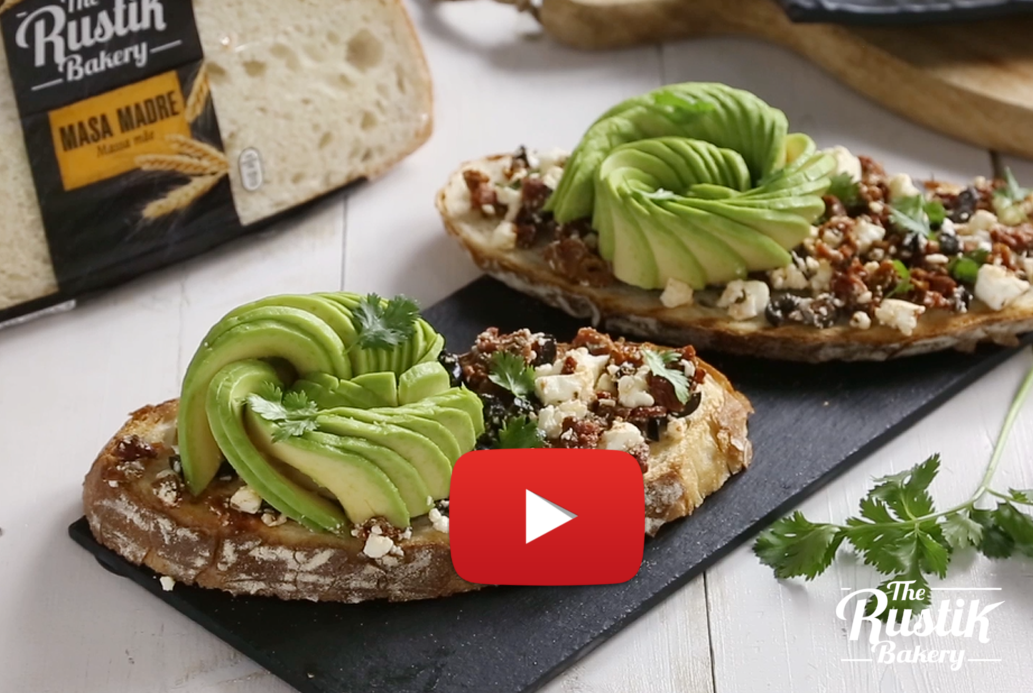 TOSTA DE GUACAMOLE CON QUESO FETA