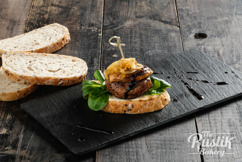 PINCHO DE HAMBURGUESA DE FOIE, CEBOLLA CARAMELIZADA Y PEDRO XIMENEZ