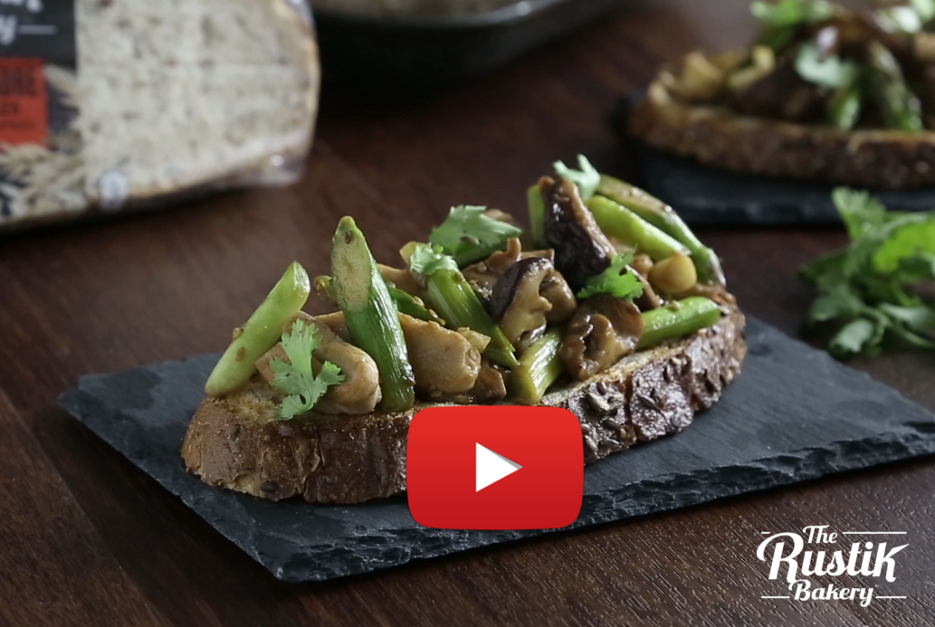 TOSTA DE VERDURAS SALTEADAS CON POLLO