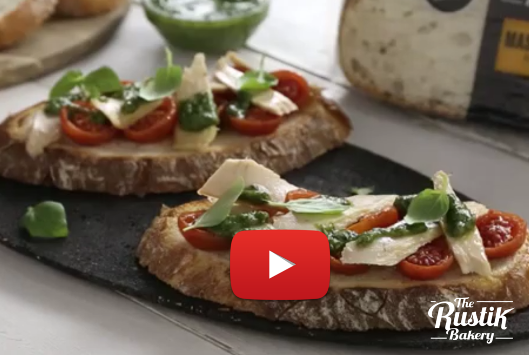 TOSTA DE VENTRESCA DE ATÚN Y PESTO CON TOMATES CHERRY