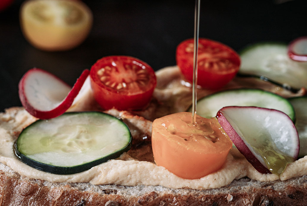 Tosta de hummus, pepino y cherrys